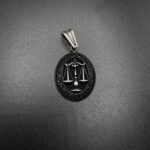 pendentif justice 1